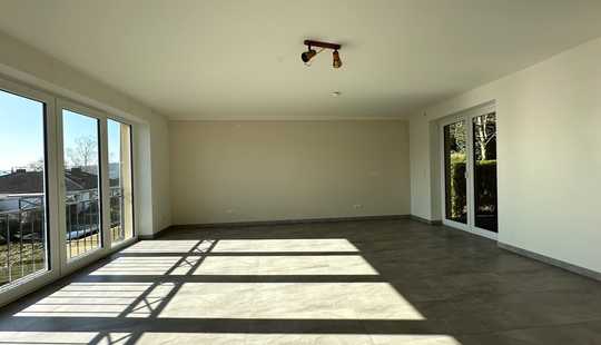 Bild von Modernisiertes & luxuriöses Mehrgenerationenhaus mit 2 Einbauküchen, Kamin und Fernblick