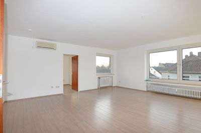 Lichtdurchflutete 86 m²-Wohnung in Moers-Mitte, klimatisiert, Balkon, Garage, Keller, Aufzug