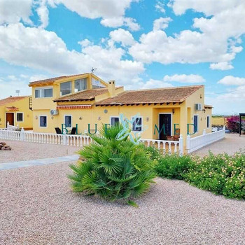 Ländliche Villa mit 5 Schlafzimmern und 3 Bädern sowie zwei separaten Gästeapartments