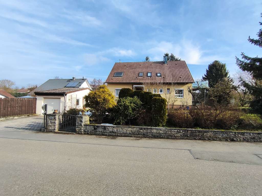 Immobilie in Bretzfeld - Gepflegtes Zweifamilienhaus (2× 3 Zimmer) mit großem Garten, Balkon & Garage–bezugsfrei ab 01.04.26 - Bild 1