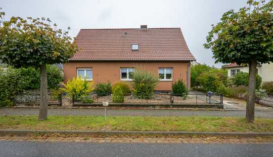 Bild von großes Einfamilienhaus mit Nebengebäude, Terrasse und Garten