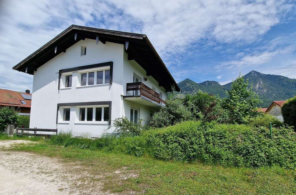 Immobilie in Marquartstein - Großzügiges Wohnhaus mit viel Potenzial und in bester Lage - Bild 0