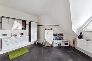 Energiesparend mit Photovoltaik und Wärmepumpe! Modernes Haus mit traumhaft großem Garten. – Erlangen-Höchstadt (Kreis) – Vorschaubild 13