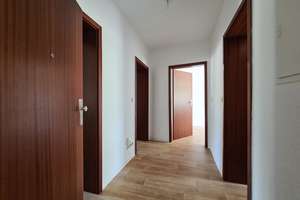 Komfortabel wohnen: Geräumige Wohnküche, überdachter Balkon & Bad mit Wanne/Dusche (Stellplatz mgl.) – Heinrich-Schütz-Straße 124, 9130 Yorckgebiet, Chemnitz – Vorschaubild 5
