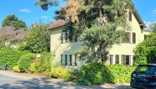 Bild von Einfamilienhaus mit separater Wohnung und schönem Garten