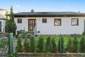 Zögern Sie nicht: Gepflegtes Einfamilienhaus mit Garten, Garage und 3 Freistellplätzen – Die vollständige Adresse der Immobilie erhältst du vom Anbieter., 91325 Adelsdorf – Vorschaubild 1