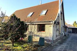 Doppelhaushälfte in Alt-Hohenschönhausen auf großem Grundstück