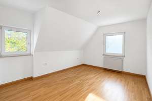 Frisch renovierte 3 Zimmer Dachgeschosswohnung mit neuer Einbauküche & Gartenmitnutzung – Scillawaldstraße 24, 70378 Hofen, Stuttgart – Vorschaubild 4