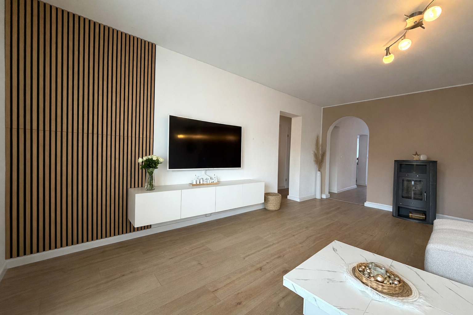 Immobilie in Grävenwiesbach - !! Raumwunder !! Modernisiertes RMH mit 6 Zimmern, Balkonen mit Blick, Garage und Garten - Bild 18