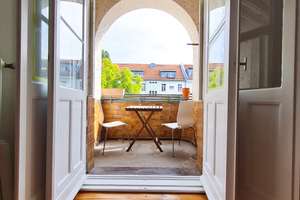Sanierte 2,5-Raum-Wohnung mit Balkon und Einbauküche in Berlin-Neukölln - Teilmöbeliert