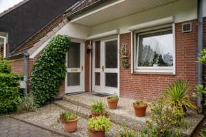 Großes Reihenhaus mit neuer Heizung, Garten, Balkon und Carport in ruhiger Lage Wedels