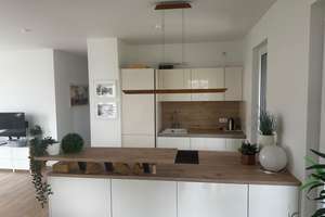 Riedberg: 3-Zimmer-Neubau mit Einbauküche, zwei Bädern, Loggia und TG-Platz – 60438 Kalbach-Riedberg, Frankfurt am Main – Vorschaubild 3