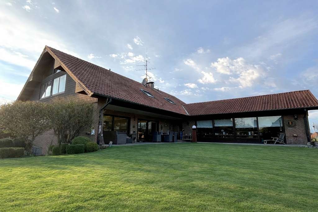 Immobilie in Schermbeck - Großzügiges Anwesen mit Schwimmhalle, Sauna und optionaler Grünlandfläche in Schermbeck-Damm - Bild 0