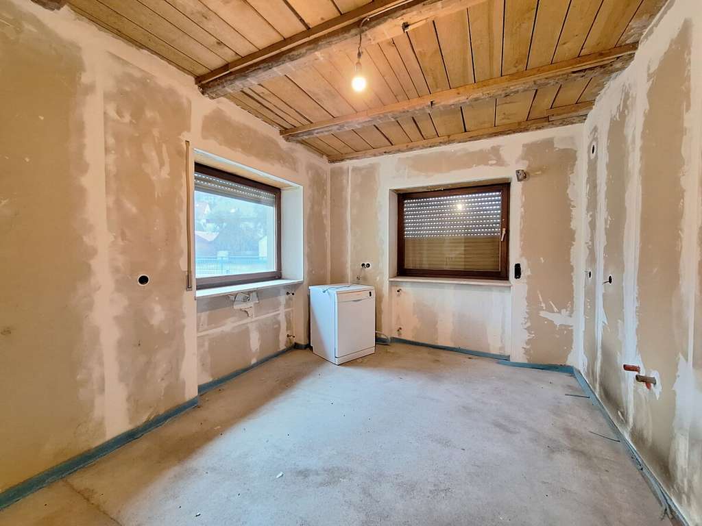 Immobilie in Weigendorf - Renovierungsbedürftiges Zweifamilienhaus mit Einliegerwohnung, Garten und 2 Stellplätzen - Bild 2