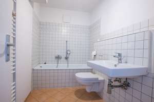 Morgensonne mit Ausblick: 2-Zimmer-Wohnung mit Balkon, Badewanne und Parkett nahe Ku'damm – Eisenzahnstraße 12, 10709 Wilmersdorf, Berlin – Vorschaubild 9