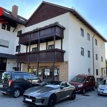 Mehrfamilienhaus mit drei Wohneinheiten, einer Gewerbeeinheit und Baureserven