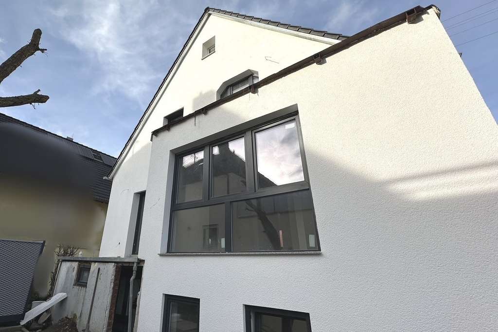 Immobilie in Schwaikheim - Hochwertig saniertes Dreifamilienhaus in zentraler Lage von Schwaikheim - Bild 2