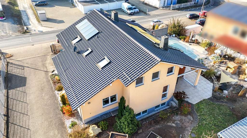 Immobilie in Elsenfeld - DIETZ: Einzigartiges Architektenhaus mit Einliegerwohnung, Pool und Gewerbehalle für Ihr Unternehmen - Bild 4