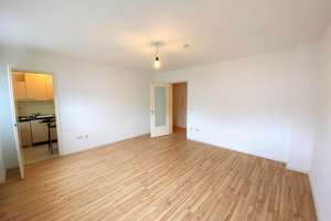 Gepflegte und geräumige 1-Zimmer-Wohnung mit Einbauküche und Teilmöblierung