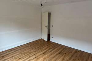 Modernisierte 3,5-Zimmer-Erdgeschosswohnung mit Terrasse und Gartenzugang in Sterkrade – Ritterstrasse 20, 46145 Tackenberg, Oberhausen – Vorschaubild 3