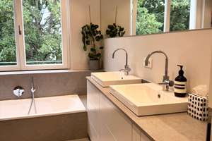 Stilvolle 3,5-Zimmer-Wohnung mit großer Terrasse, offenem Wohnbereich & Kamin in Bestlage Oberkassel – Die vollständige Adresse der Immobilie erhältst du vom Anbieter., 40545 Oberkassel, Düsseldorf – Vorschaubild 14