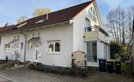 Sofort frei! Niedrigenergiehaus! Fam.freundl. DHH m. 5,5 Zi., Garten u. 2 Kfz.-Stpl. in ruh. Lage!