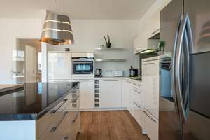 LICHTDURCHFLUTETE WOHNUNG IM 3.OG MIT WESERBLICK IN 1. REIHE - BEZUGSFREI - AKTUELL FERIENWOHNUNG – Die vollständige Adresse der Immobilie erhältst du vom Anbieter., 28217 Überseestadt, Bremen – Vorschaubild 4