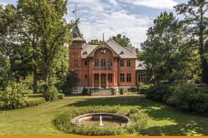 Denkmalgeschützte Villa mit historischer Ausstattung auf vier Ebenen direkt am Park Sanssouci