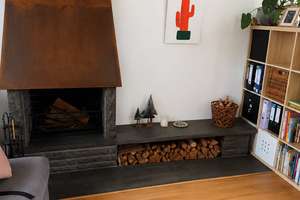 Lichtdurchflutete 2-Zimmer-Dachgeschosswohnung mit Kamin und Klimaanlage
