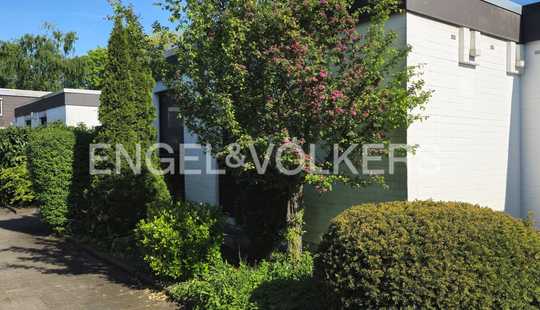 Bild von Architektur mit Niveau: Split-Level-Gartenhofhaus mit Doppelgarage