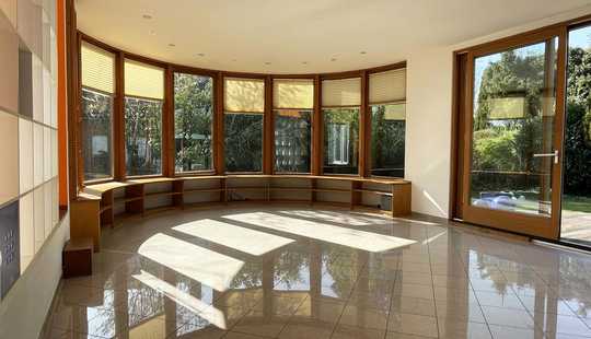 Bild von Exklusives Haus mit lichtdurchflutetem Wintergarten