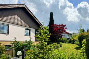 Viel Raum und Potenzial: Freistehendes Einfamilienhaus mit ausbaubarem Dachboden und großem Garten – Calw (Kreis) – Vorschaubild 1