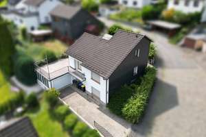 SCHADE IMMOBILIEN - Attraktives Einfamilienhaus mit zwei Garagen und Wohlfühlcharakter! – Die vollständige Adresse der Immobilie erhältst du vom Anbieter., 58840 Plettenberg – Vorschaubild 2