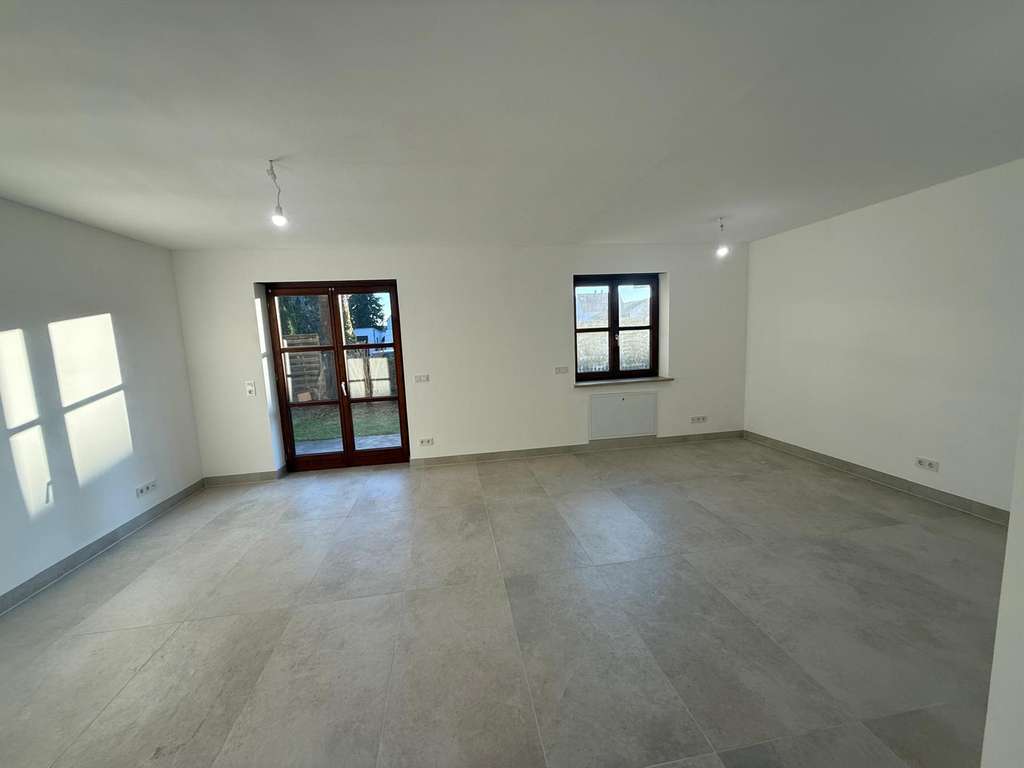 Immobilie in Schrobenhausen - Schickes und frisch renoviertes 1-Zimmer-Apartment mit Terrasse und Garten - Bild 2