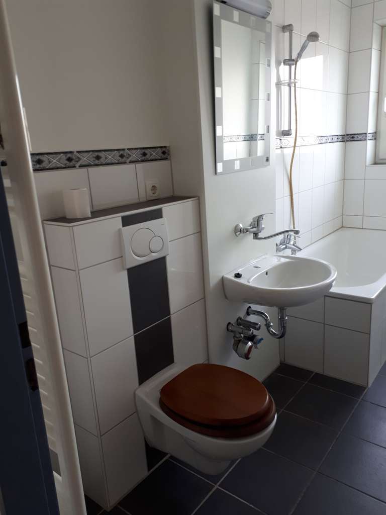 Schöne freie 3-Zi.-Wohnung mit Loggia - provisionsfrei - ca. 5% Renditepotential