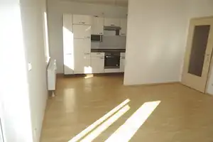 Offene Küche mit kompletter EBK - Fensterbad - Balkon - Abstellraum – Carl-von-Ossietzky-Straße 42, 9126 Chemnitz – Vorschaubild 3