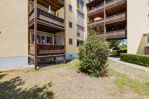 Ruhig gelegene 2-Zimmer Erdgeschosswohnung mit Südbalkon, Stellplatz und guter Vermietung – Pettenkoferstraße 9, 85053 Südost, Ingolstadt – Vorschaubild 3