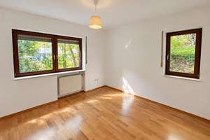 JEDE MENGE PLATZ: GROßZÜGIGES EINFAMILIENHAUS MIT EINLIEGERWOHNUNG IN SONNIGER HANGLAGE – 97656 Oberelsbach – Vorschaubild 5