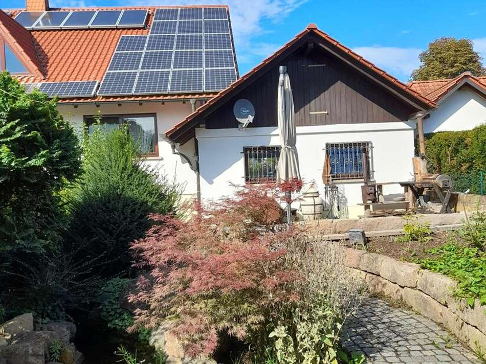 Garten mit Garagenansicht