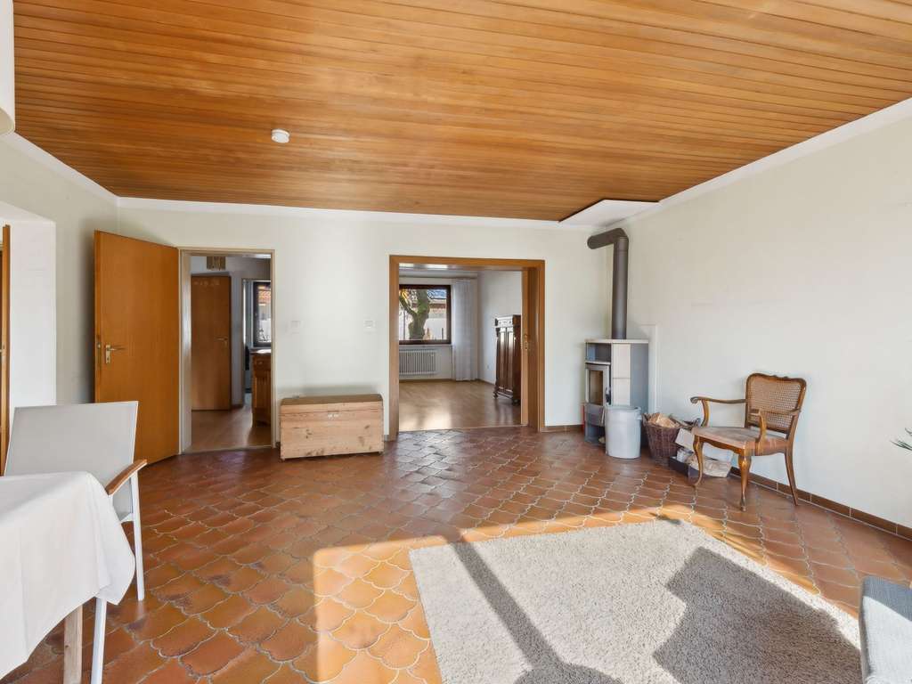 Immobilie in Ismaning - Zweifamilienhaus mit Modernisierungsbedarf und hübschem Eckgrundstück in Ismaning bei München - Bild 4