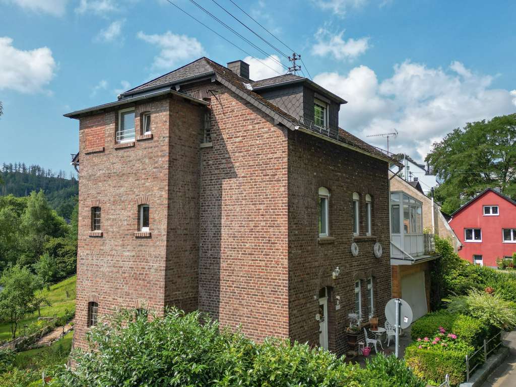 Immobilie in Kirchen (Sieg) - Einfamilienhaus mit Einliegerwohnung, Doppelgarage und Wintergarten mit großem Garten - Bild 2