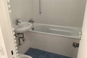 Kleine räumliche Wohnung mit offener Küche