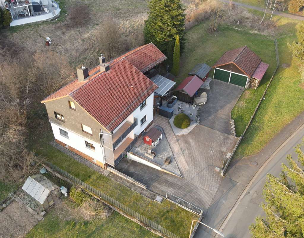 Immobilie in Weilmünster - Zweifamilienhaus mit Charme, Erweiterungspotenzial und vielseitigen Entfaltungsmöglichkeiten! - Bild 0