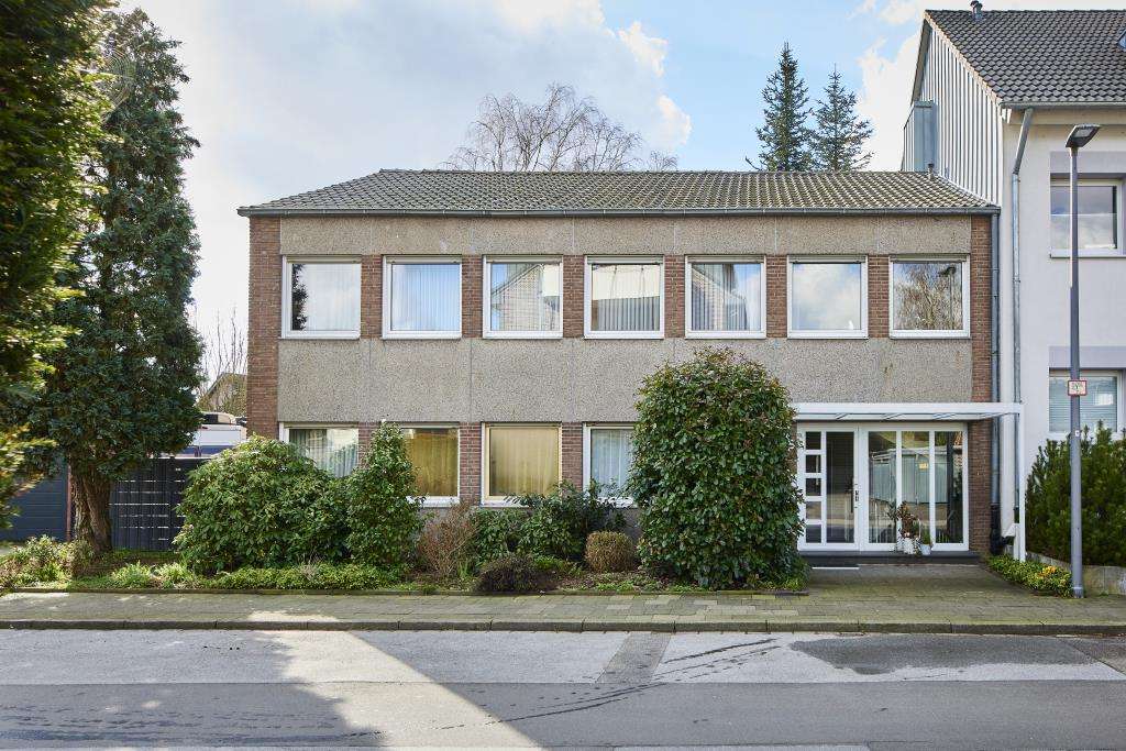 Immobilie in Krefeld - Wohnhaus mit großem Entwicklungspotenzial - Bild 0