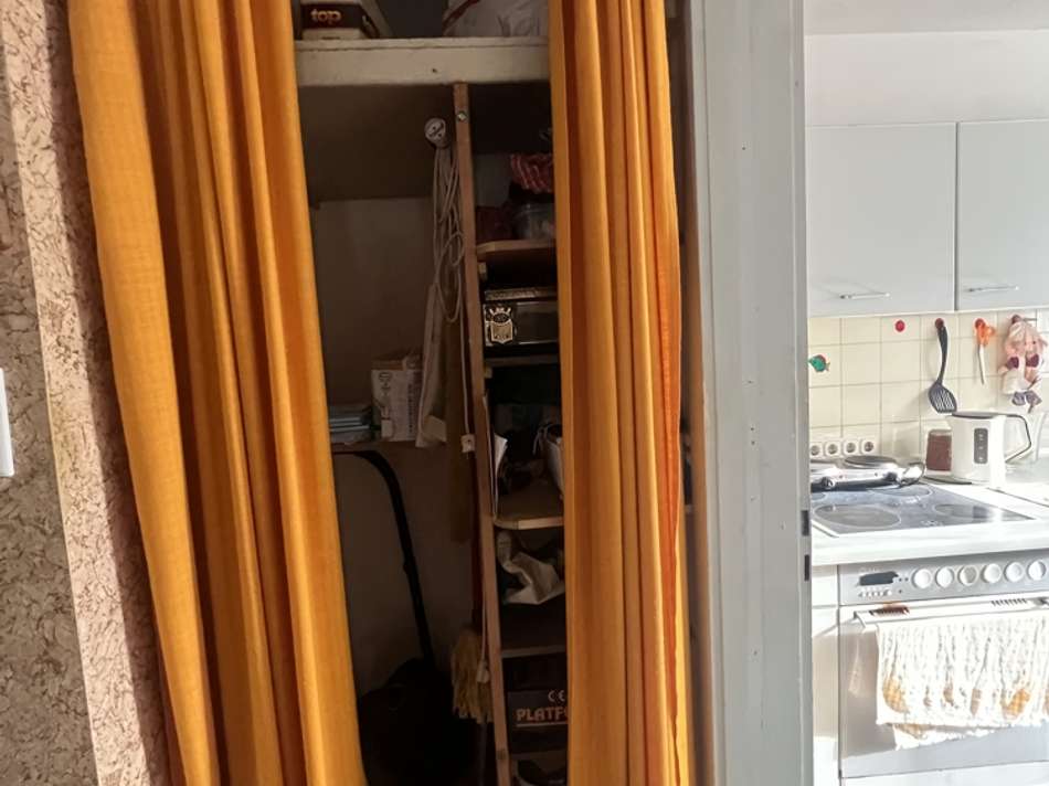 Vorratsschrank im Eingangsbere