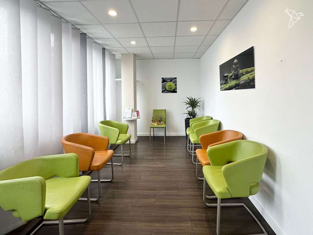 Immobilie in Bad Homburg vor der Höhe - 6 % RENDITE 🤩 Frisch sanierte Praxis im Herzen von Bad Homburg vor der Höhe! - Bild 2