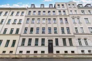 INVESTITION MIT ALTBAUFLAIR | Vermietete 3-Raum-Wohnung mit West-Balkon und Tageslichtbad – Die vollständige Adresse der Immobilie erhältst du vom Anbieter., 4318 Anger-Crottendorf, Leipzig – Vorschaubild 2