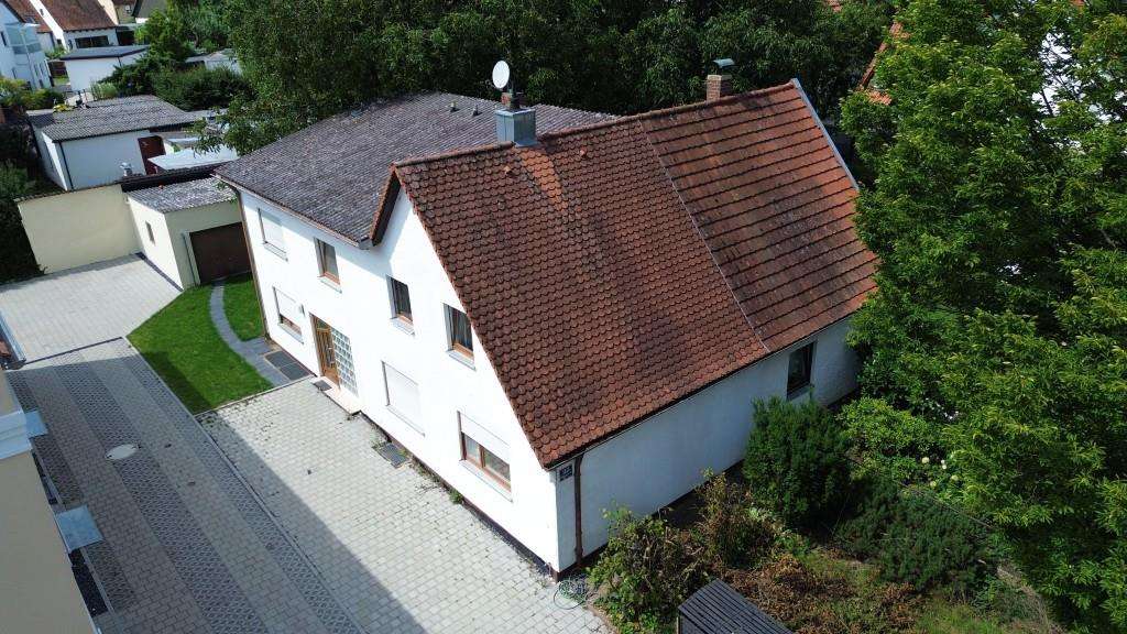 Immobilie in Regensburg - Rohdiamant in Bestlage - Charmante Doppelhaushälfte mit Landleben-Flair mitten in der Stadt! - Bild 0