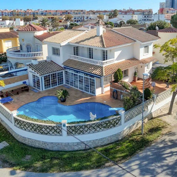 Villa mit Pool, 600 m vom Strand und 130 m von einem Jachthafen entfernt