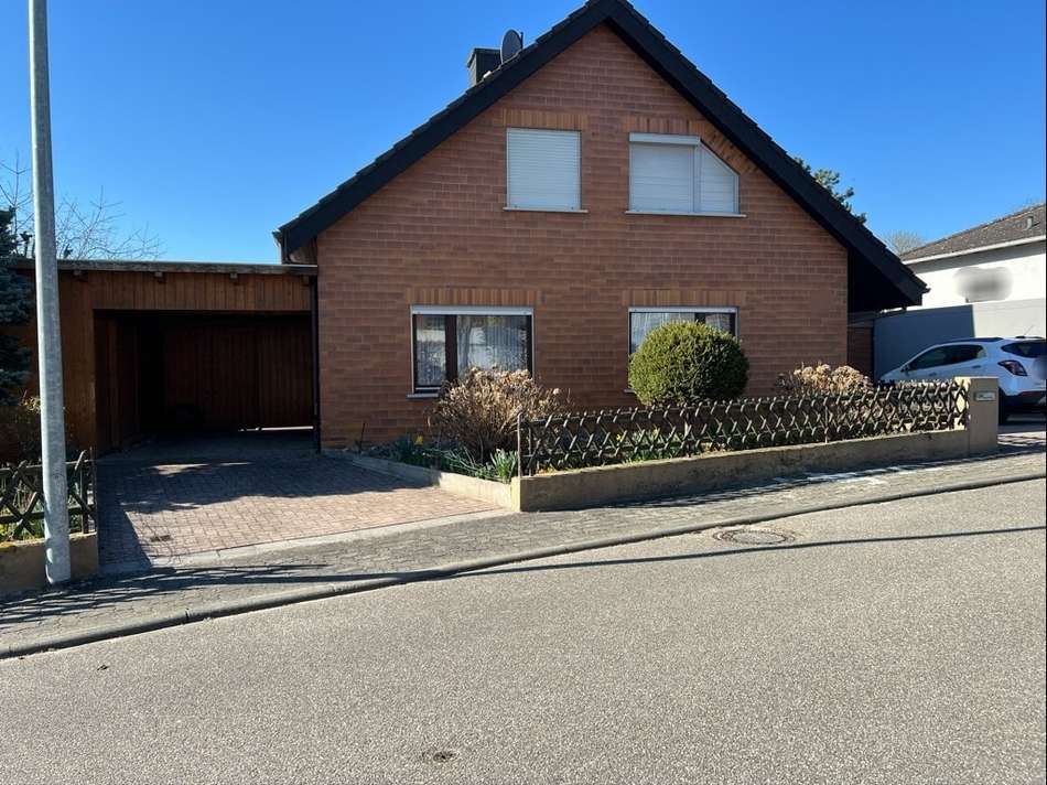 Hausansicht mit Carport